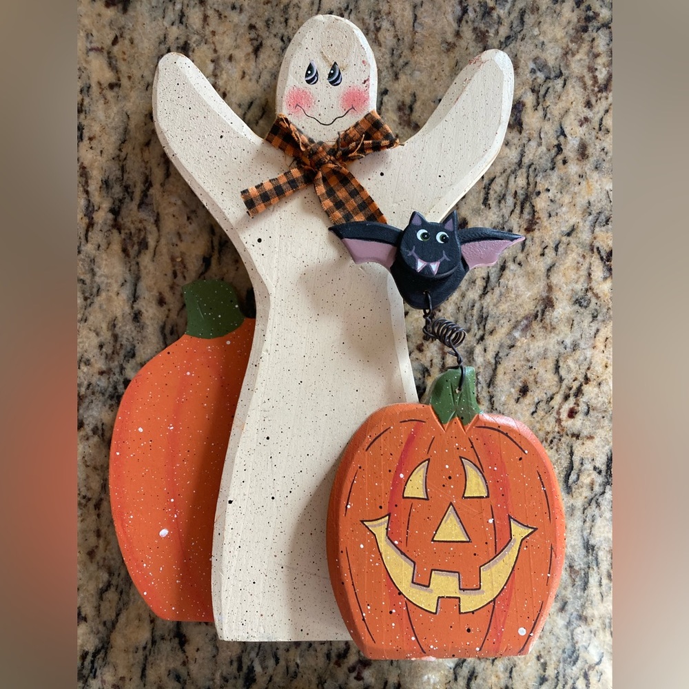 Wooden rustic ghost and pumpkins decor